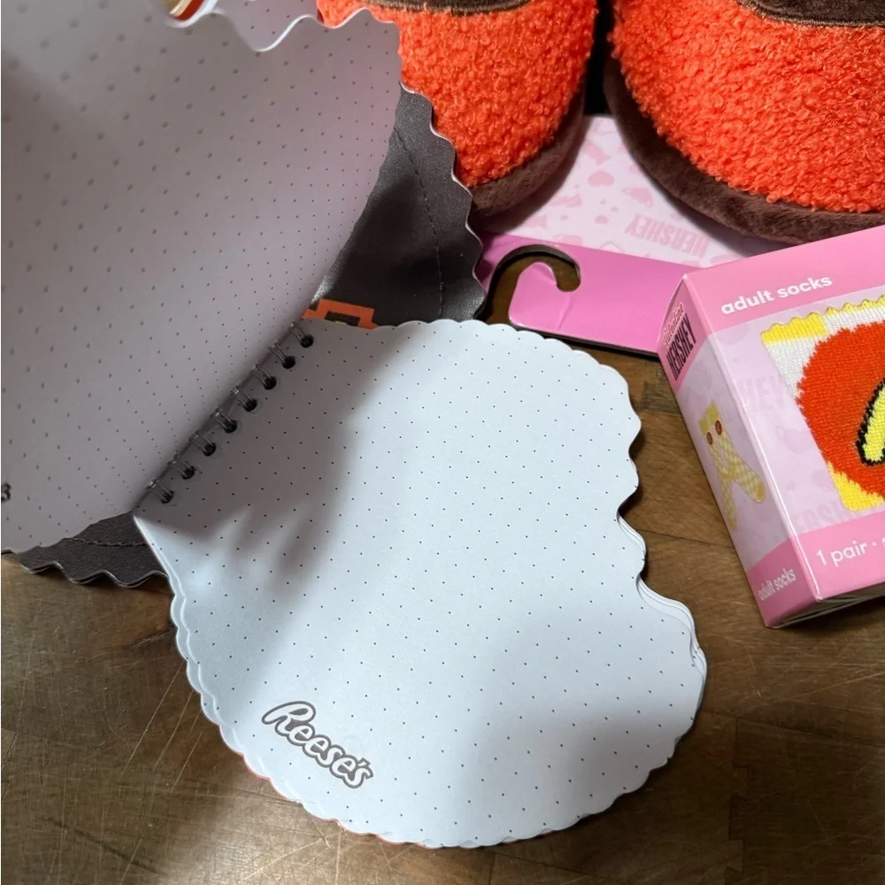Reese's Candy bar Orange Slippers Sz 2/3 Socks Notepad Zipper Bag NEW